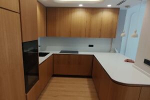 Cocina a medida con encimera curva
