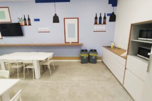 Sala de descanso empresa con cocina integrada